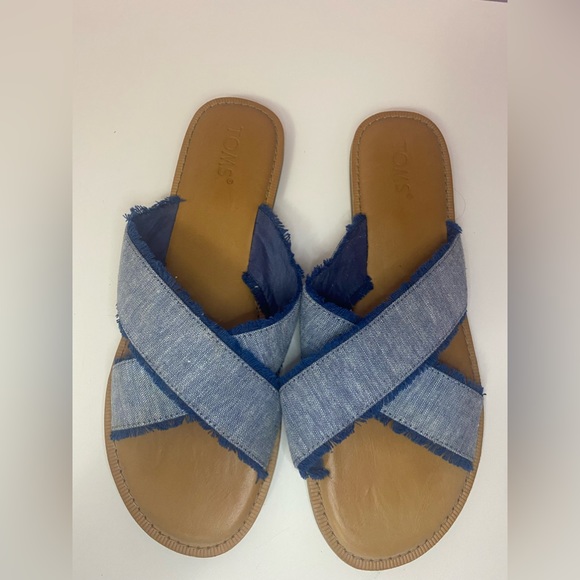 ⭐️ TOMS Sandals - Picture 1 of 4